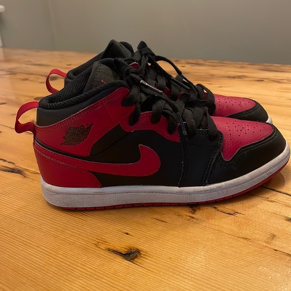 Air Jordan 1 (red and black), size 2 kids, worn twice, no damedge - Picture 1 of 4